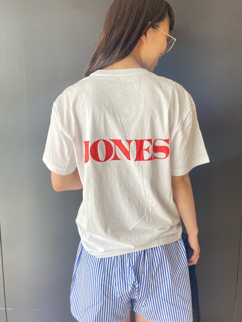 「大人カジュアル、夏コーデ、ゆるコーデ、Tシャツ、ルームウェア、パジャマ、ロゴT、URBAN RESEARCH ROSSO、sleepy jones」｜「SLEEPY JONESのSLEEPY JONES / CORE-MNT028-F1262-100（Tシャツ/カットソー、ホワイト系）」を使った、matsuさん（レディース・162cm）の春コーディネートの5枚目の写真
