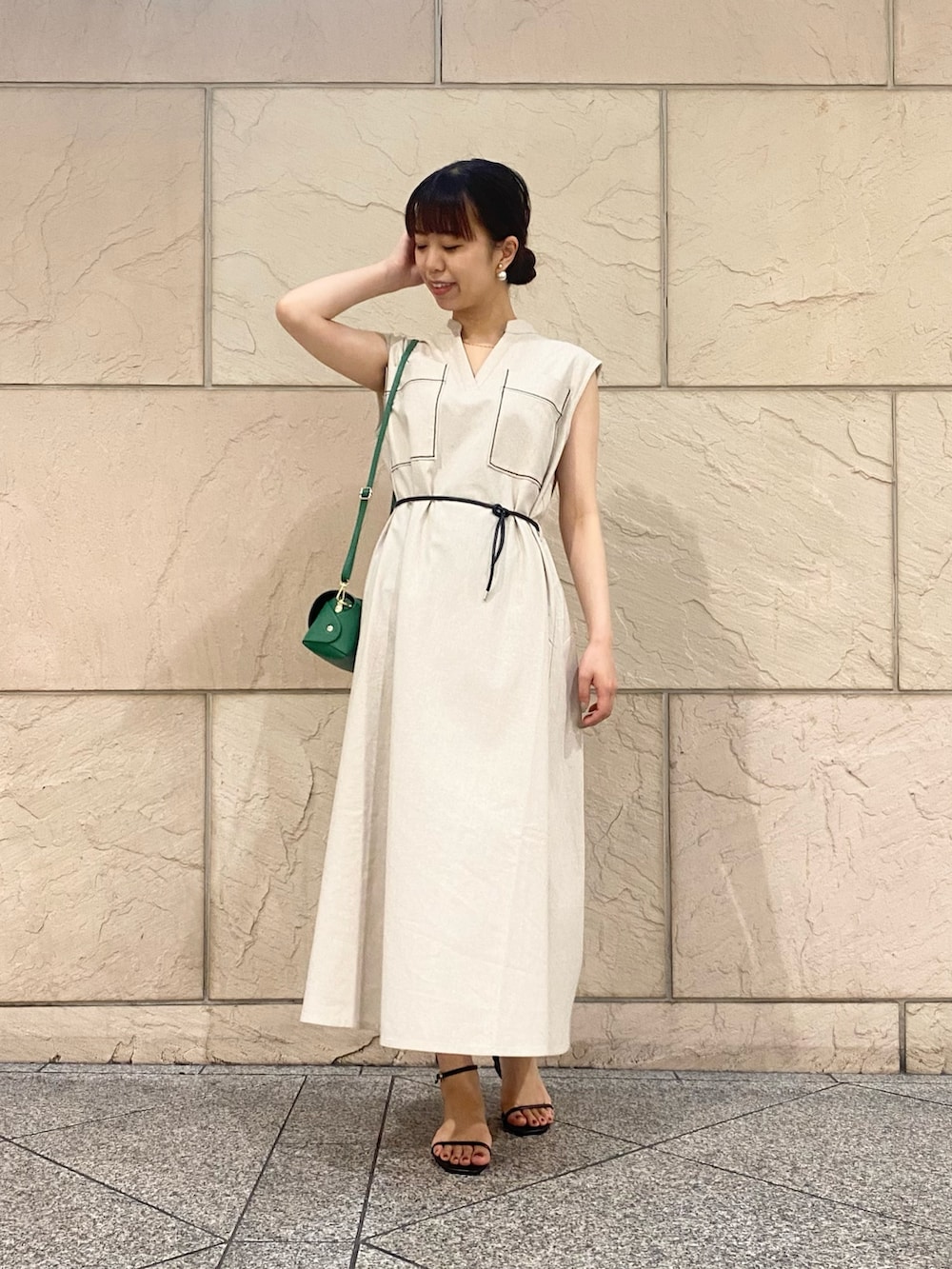 「URBAN RESEARCH ROSSO、URBAN RESEARCH、休日スタイル、春夏コーデ、初夏コーデ、ワンピース、ミニバッグ、サンダル、オトナ女子、きれいめカジュアル、ワンピーススタイル、キレイめ、グリーン」｜「Torrazzo DonnaのTORRAZZO DONNA　ベルト付ミリタリーワンピース（ワンピース、ベージュ系）」を使った、matsuさん（レディース・162cm）の春コーディネートの3枚目の写真