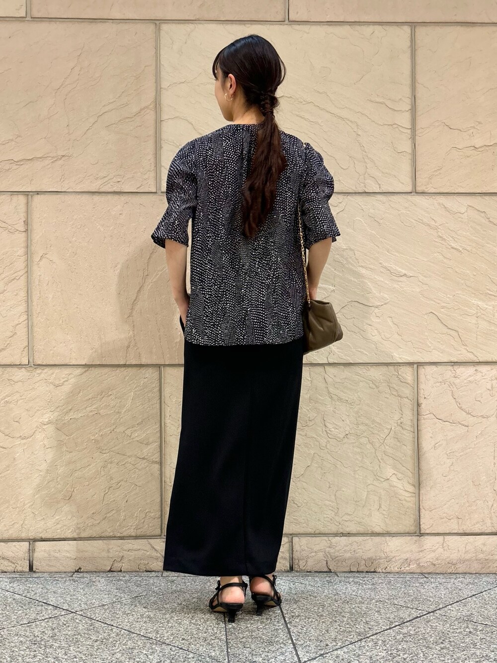 「サンダル、URBAN RESEARCH ROSSO、URBAN RESEARCH、きれいめカジュアル、ブラックコーデ、オールブラック、スカートコーデ、ブラウス」｜「URBAN RESEARCH ROSSO WOMENのウォッシャブルドットブラウス（シャツ/ブラウス、ブラック系）」を使った、matsuさん（レディース・162cm）の夏コーディネートの4枚目の写真