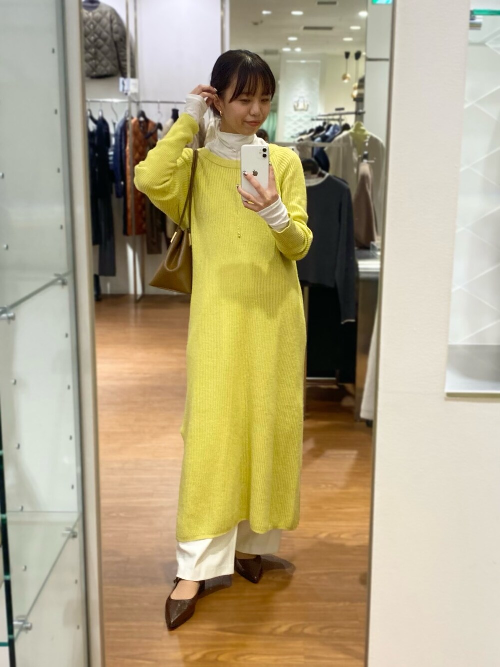 「URBAN RESEARCH ROSSO、URBAN RESEARCH、ROSSO、ニット、ショルダーバッグ、冬コーデ、きれいめカジュアル、ワンピース、タートルネック、ニットワンピース、イエロー、レイヤードスタイル、パンツスタイル、イエベ秋、骨格ウェーブ」｜「URBAN RESEARCH ROSSO WOMENのセミシアータートル（Tシャツ/カットソー、ホワイト系）」を使った、matsuさん（レディース・162cm）の秋コーディネートの2枚目の写真