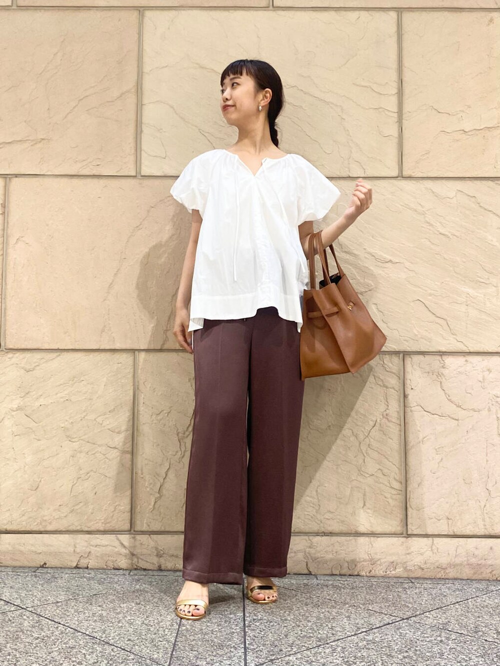 ゴールド系のサンダル、ホワイト系のシャツ/ブラウス、ブラウン系のその他パンツを着用したレディースの夏コーディネートの3枚目の写真