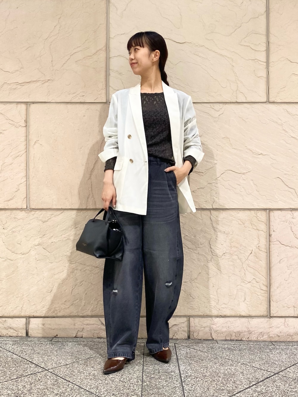 「URBAN RESEARCH ROSSO、URBAN RESEARCH、ブラウン、休日スタイル、秋コーデ、デニム、パンツスタイル、着回しコーデ、おしゃれさんと繋がりたい、パンツコーデ、オトナカジュアル、ジャケット、レース、ハンサムコーデ」｜「URBAN RESEARCH ROSSO WOMENのシアーレースボートネックカットソー（Tシャツ/カットソー、ブラウン系）」を使った、matsuさん（レディース・162cm）の秋コーディネートの3枚目の写真