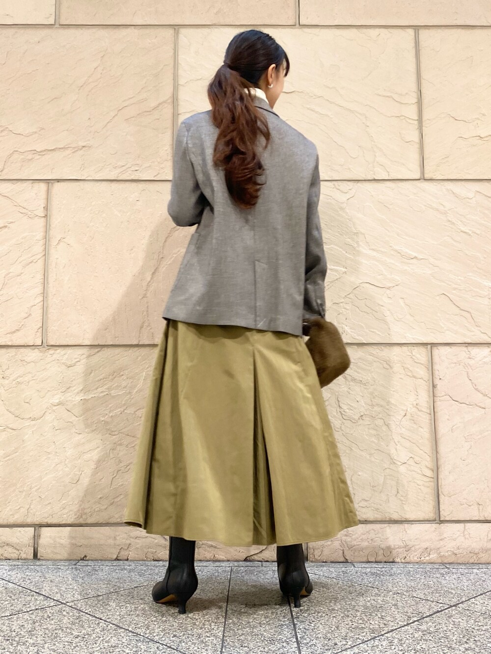 「URBAN RESEARCH ROSSO、URBAN RESEARCH、デートコーデ、お出かけコーデ、秋コーデ、テーラードジャケット、ジャケット、フレアスカート、ファーバッグ、秋色、大人カジュアル、オトナカジュアル、今日のコーデ、イエベ秋」｜「URBAN RESEARCH ROSSO WOMENのタフタロングフレアスカート（スカート、イエロー系）」を使った、matsuさん（レディース・162cm）の秋コーディネートの4枚目の写真