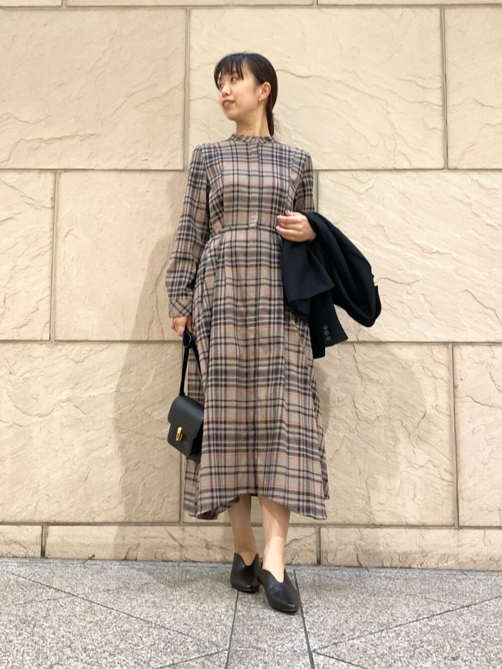 「URBAN RESEARCH ROSSO、URBAN RESEARCH、秋っぽコーデ更新中、ワンピース、ブラウン、チェック、お出かけコーデ、オトナカジュアル、秋服、秋カラー、ジャケット、イエベ秋、高身長、おでかけコーデ」｜「URBAN RESEARCH ROSSO WOMENの『WEB限定』イレギュラーヘムワンピース（シャツワンピース、ブラウン系）」を使った、matsuさん（レディース・162cm）の秋コーディネートの2枚目の写真