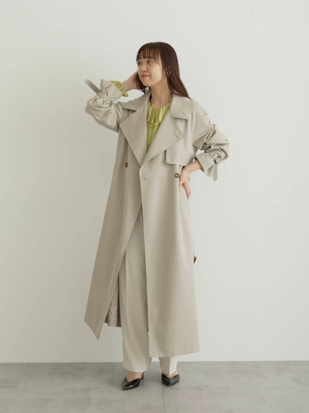 「キレイめ、アウター、きれいめカジュアル、パンツ、春コーデ、春服、春アウター、newarrival、オフィスカジュアル、フェミニン、ROSSO、オンオフ兼用、オンオフ、20代後半、春コート」｜「CHIGNONのCHIGNON　スネークチェーンイヤカフ（イヤリング、シルバー系）」を使った、matsuさん（レディース・162cm）の冬コーディネートの2枚目の写真