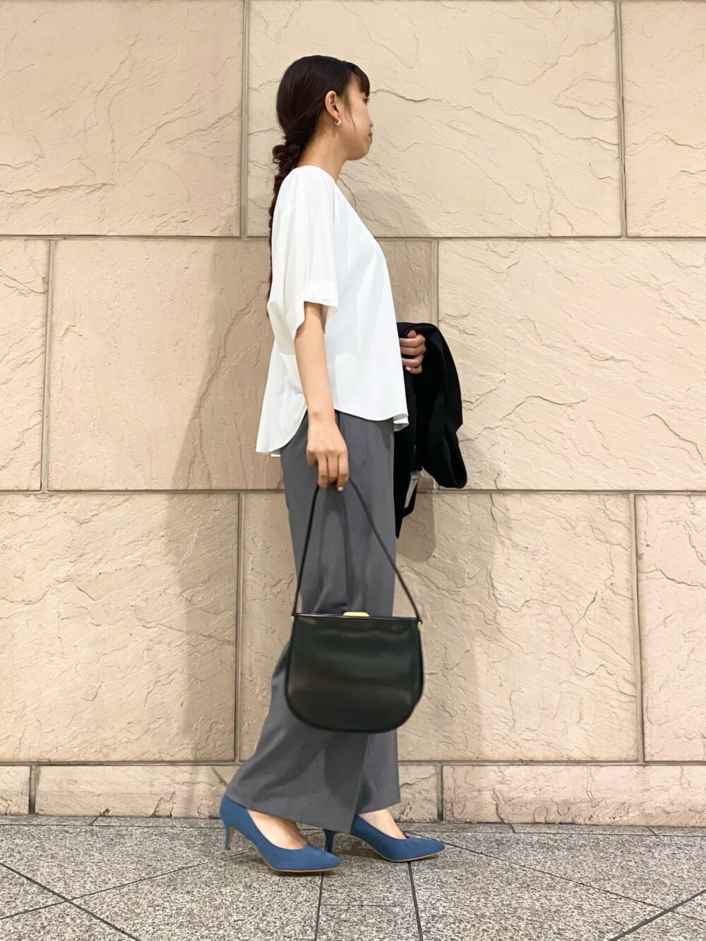 「URBAN RESEARCH ROSSO、URBAN RESEARCH、秋服準備はじめました、大人コーデ、オフィスカジュアル、お仕事コーデ、ジャケット、ブラウス、パンツスタイル」|「URBAN RESEARCH ROSSO WOMENの5分袖バックタックプルオーバー(シャツ/ブラウス、ホワイト系)」を使った、matsuさん(レディース・162cm)の秋コーディネートの3枚目の写真