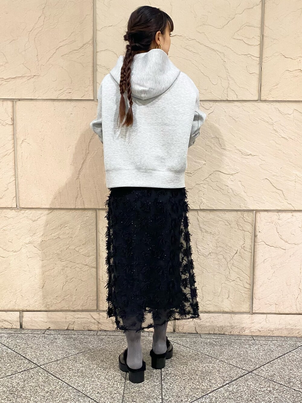 「URBAN RESEARCH ROSSO、URBAN RESEARCH、今日のメイク、モノトーン、厚底シューズ、パーカー、パーカー グレー、スカート、チュール」｜「URBAN RESEARCH ROSSO WOMENのダブルジップダンボールパーカー（パーカー、グレー系）」を使った、matsuさん（レディース・162cm）の秋コーディネートの3枚目の写真