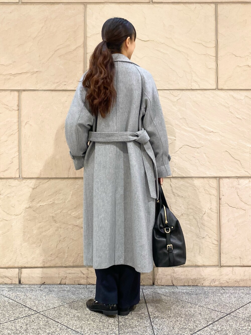 グレー系のその他アウター、グリーン系のニット/セーター、ブルー系のその他パンツを着用したレディースの冬コーディネートの5枚目の写真