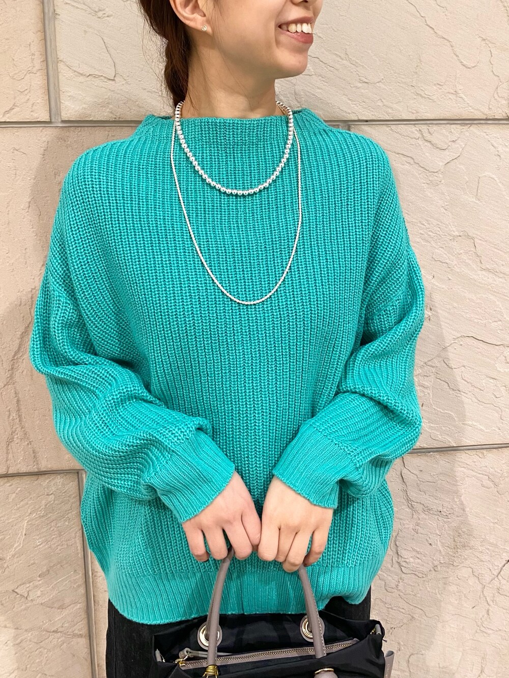 「URBAN RESEARCH ROSSO、URBAN RESEARCH、ROSSO、クリスマスに着たい服、冬コーデ、休日スタイル、大人コーデ、あったかコーデ、ニットコーデ、オトナカジュアル、カラーニット、グリーン、デニム、イエベ秋、骨格ウェーブ」｜「URBAN RESEARCH ROSSO WOMENのボートネックバックスリット畦ニット（ニット/セーター、グリーン系）」を使った、matsuさん（レディース・162cm）の冬コーディネートの5枚目の写真