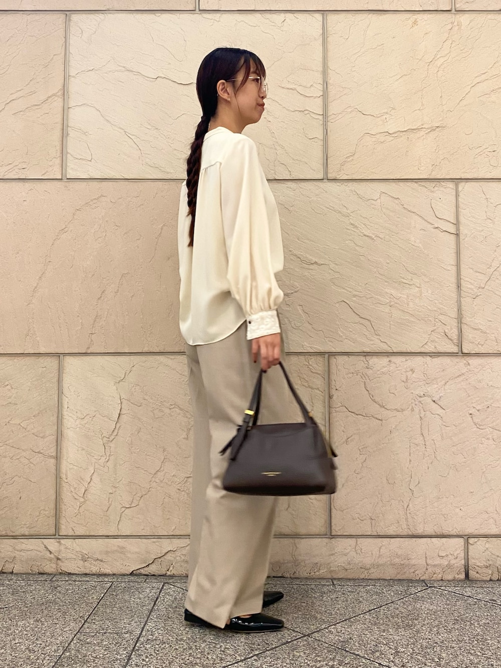 ベージュ系のシャツ/ブラウス、ベージュ系のその他パンツ、ブラウン系のショルダーバッグを着用したレディースの秋コーディネートの2枚目の写真