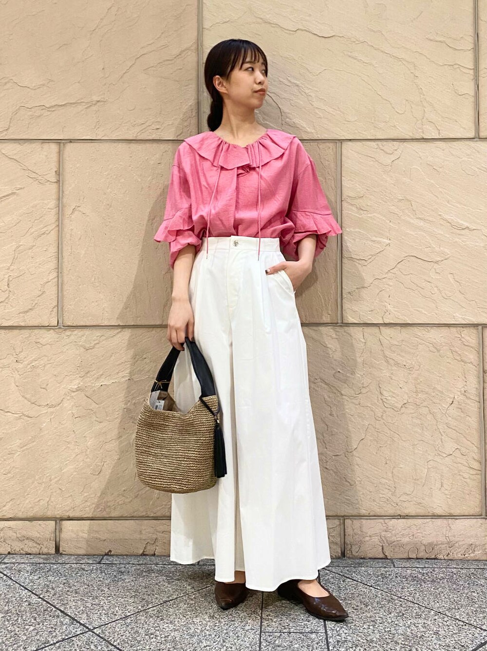 「大人カジュアル、キレイめ、きれいめカジュアル、ブラウス、パンツ、春コーデ、春服、お花見、newarrival、休日スタイル、ROSSO、大人かわいい、20代後半、お花見コーデ、骨格ウェーブ」｜「URBAN RESEARCH ROSSO WOMENのオーガンジーシアーブルゾン（ブルゾン、グレー系）」を使った、matsuさん（レディース・162cm）の春コーディネートの4枚目の写真
