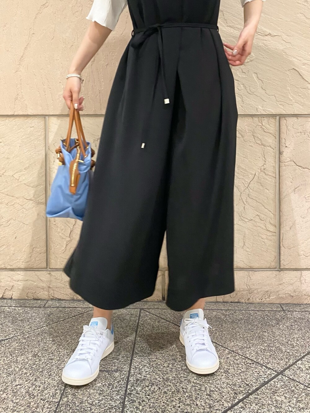 「URBAN RESEARCH ROSSO、きれいめカジュアル、スニーカー、春夏コーデ、シンプルコーデ、モノトーン、雨の日コーデ、楽チンコーデ、パンツスタイル、スニーカーコーデ、オールインワン」｜「URBAN RESEARCH ROSSO WOMENの撥水Vネックオールインワン（つなぎ/オールインワン、ブラック系）」を使った、matsuさん（レディース・162cm）の春コーディネートの5枚目の写真