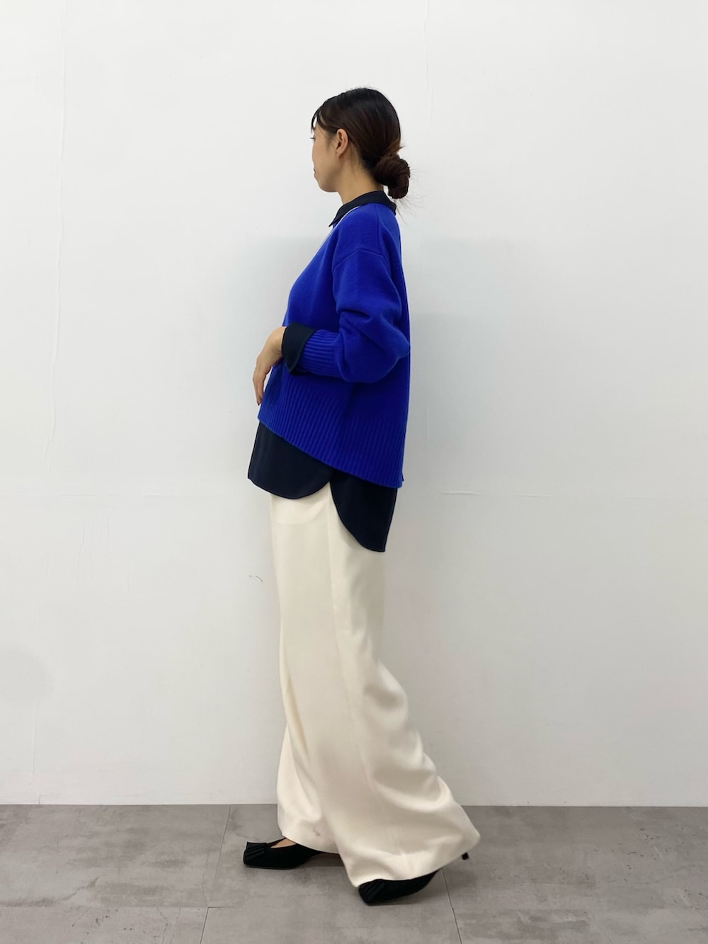 ブルー系のニット/セーター、ブルー系のニット/セーター、ブルー系のシャツ/ブラウスを着用したレディースの秋コーディネートの3枚目の写真