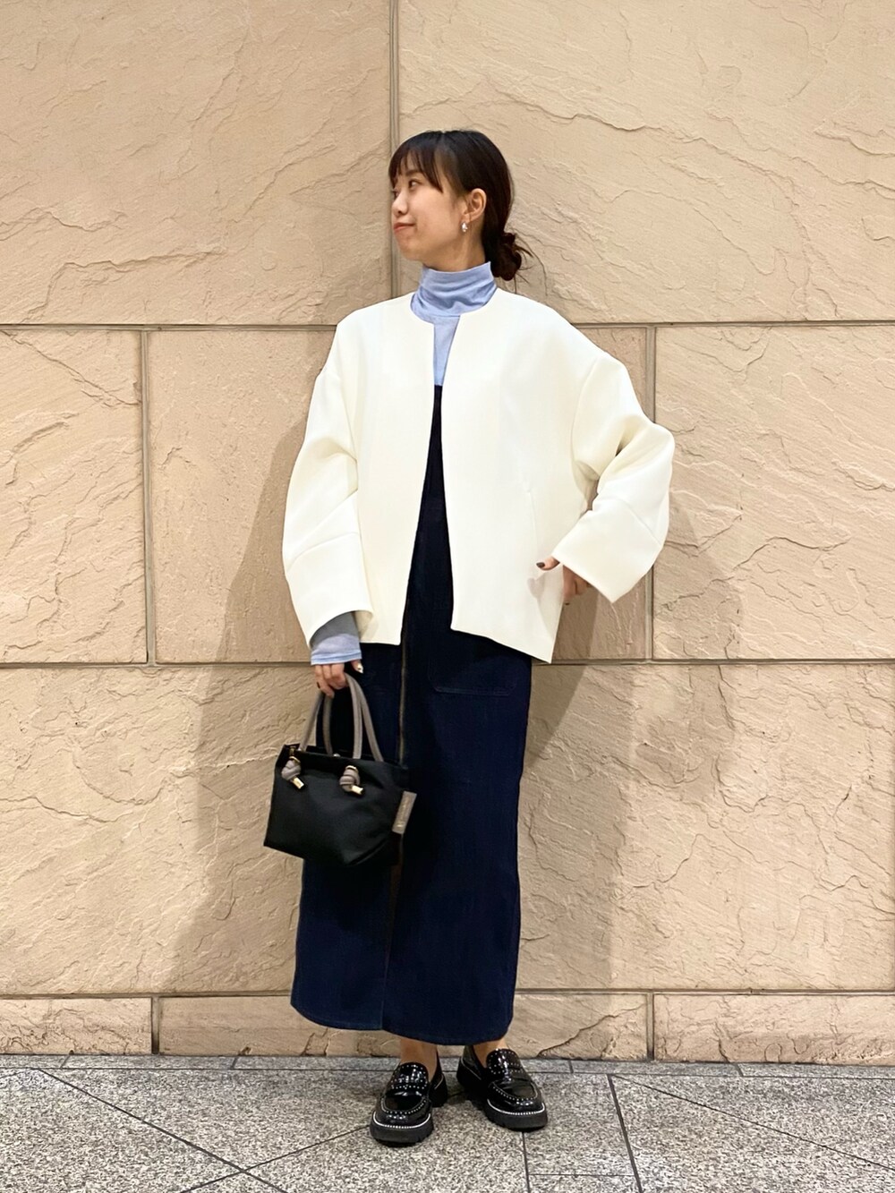 「URBAN RESEARCH ROSSO、ROSSO、URBAN RESEARCH、デニム、お出かけコーデ、デートコーデ、きれいめカジュアル、ジャンパースカート、デニムワンピース、LEE、タートルネック、オトナカジュアル、イエベ秋、骨格ウェーブ」｜「URBAN RESEARCH ROSSO WOMENのシルク混タートルネックプルオーバー（Tシャツ/カットソー、ブルー系）」を使った、matsuさん（レディース・162cm）の冬コーディネートの4枚目の写真