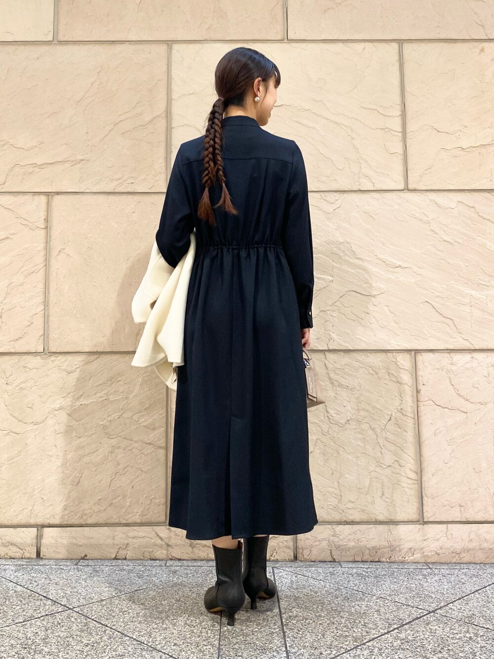 「URBAN RESEARCH ROSSO、URBAN RESEARCH、ベスト、秋っぽコーデ更新中、デートコーデ、秋コーデ、ワンピース、モノトーン、お出かけコーデ、大人コーデ、ミニバッグ、ポンチョ、きれいめカジュアル、食事会、イエベ秋」|「URBAN RESEARCH ROSSO WOMENのピンタックストレートワンピース(ワンピース、ブルー系)」を使った、matsuさん(レディース・162cm)の秋コーディネートの7枚目の写真