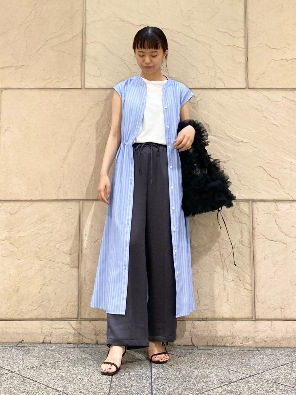 「きれいめカジュアル、おしゃ見えテクニック、URBAN RESEARCH、URBAN RESEARCH ROSSO、ノースリーブ、フリル、スポーツミックス、ワンピース、ジレ、大人カジュアルコーデ、サンダルコーデ、いいね、save、フォローお願いします🤑」｜「URBAN RESEARCH ROSSO WOMENのウォッシャブルシャツワンピース（シャツワンピース、その他）」を使った、matsuさん（レディース・162cm）の夏コーディネートの2枚目の写真