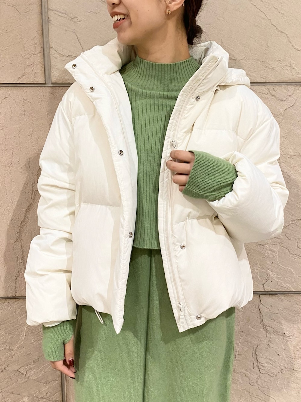 「URBAN RESEARCH ROSSO、URBAN RESEARCH、ROSSO、冬コーデ、ニット、クリスマスに着たい服、きれいめカジュアル、冬アウター、クリスマスコーデ、シンプルスタイル、ダッフルコート、ニットワンピース、ショートダウン、ブローチ、イエベ秋」|「URBAN RESEARCH ROSSO WOMENのfrenchdownショートダウンコート(ダウンジャケット/コート、ホワイト系)」を使った、matsuさん(レディース・162cm)の冬コーディネートの5枚目の写真