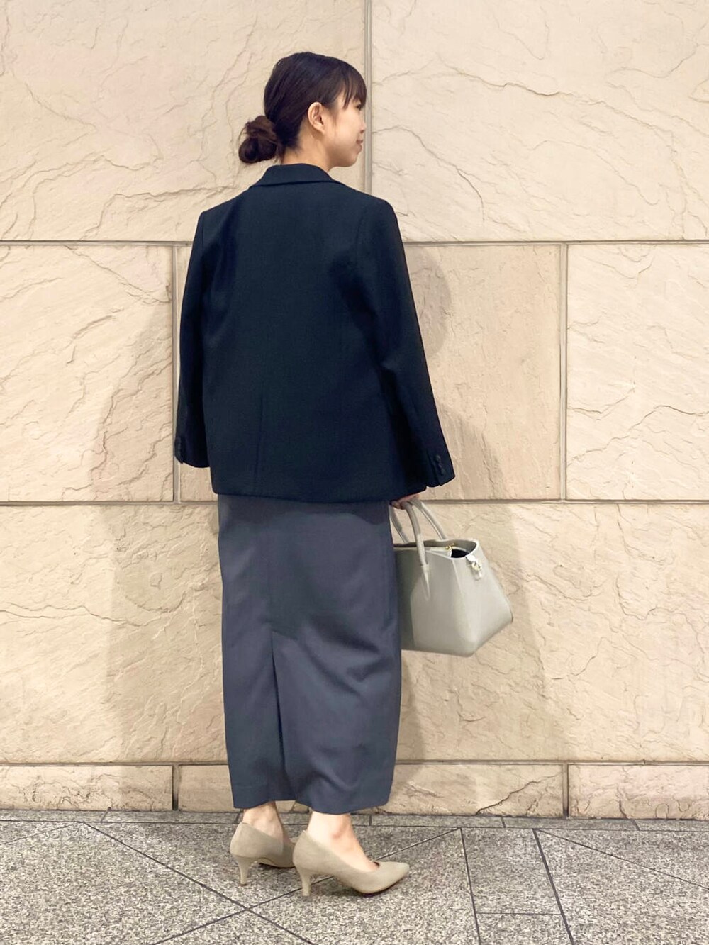 「セットアップ、キレイめ、きれいめカジュアル、春コーデ、着回しコーデ、セレモニースタイル、春服、newarrival、オフィスカジュアル、ROSSO、オンオフ兼用、オンオフ、20代後半、セレモニー、骨格ウェーブ」｜「URBAN RESEARCH ROSSO WOMENの【MADE IN JAPAN】オリジナルスウェードパンプス（パンプス、ブラウン系）」を使った、matsuさん（レディース・162cm）の冬コーディネートの5枚目の写真