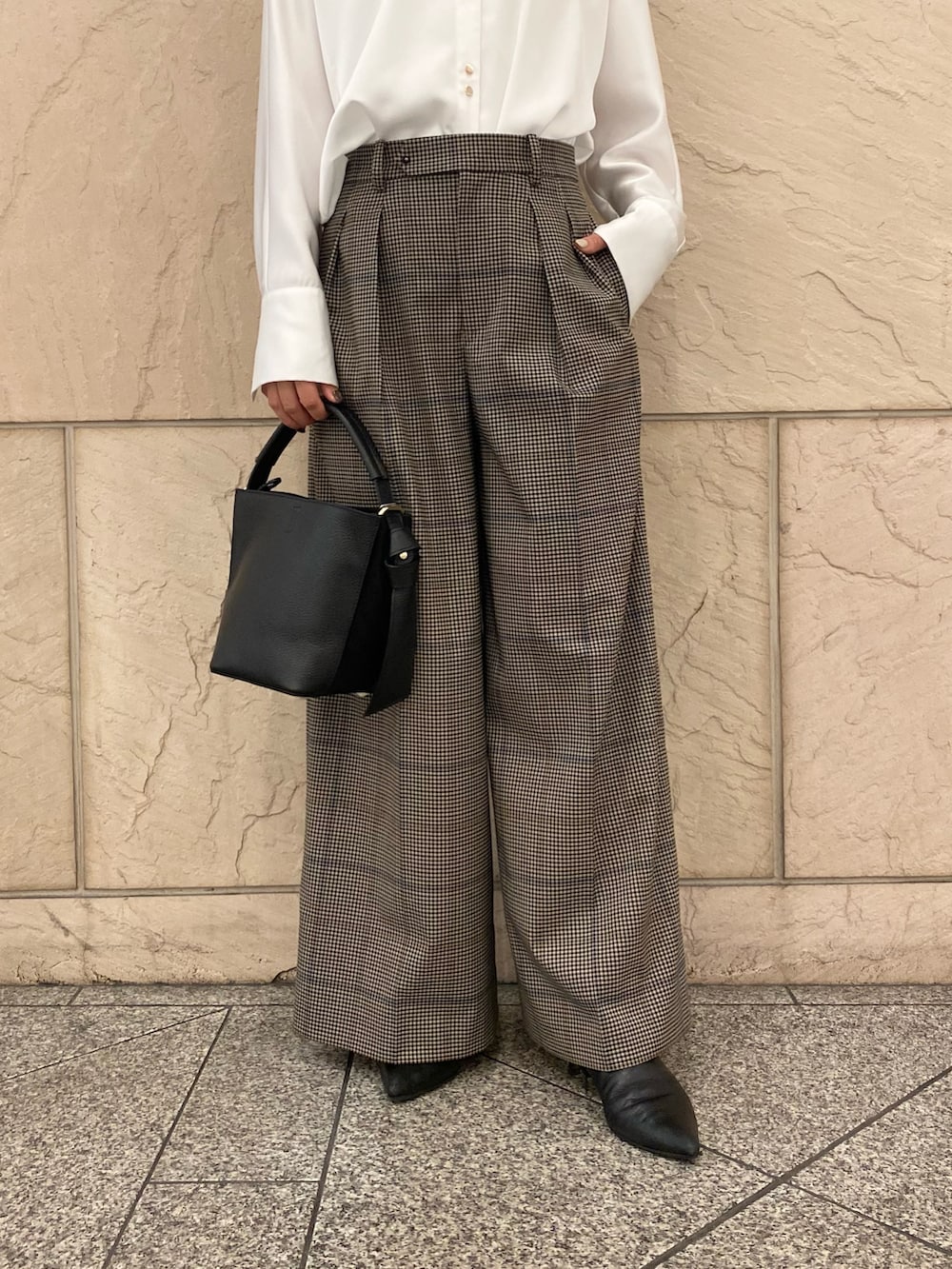 ホワイト系のシャツ/ブラウス、ブラウン系のその他パンツを着用したレディースの秋コーディネートの6枚目の写真