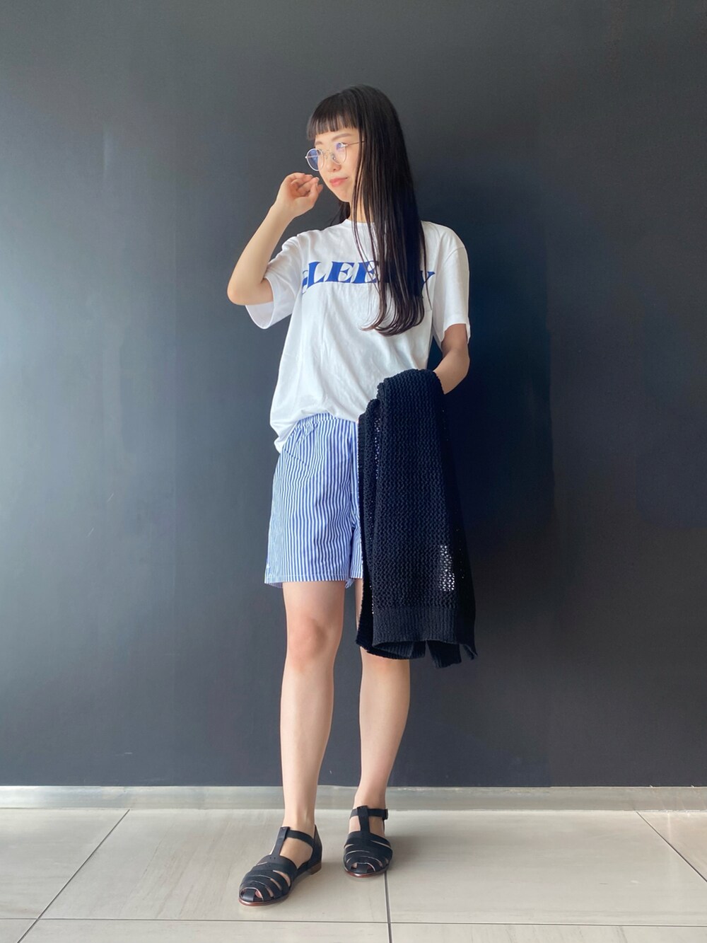 「大人カジュアル、夏コーデ、ゆるコーデ、Tシャツ、ルームウェア、パジャマ、ロゴT、URBAN RESEARCH ROSSO、sleepy jones」｜「SLEEPY JONESのSLEEPY JONES / CORE-MNT028-F1262-100（Tシャツ/カットソー、ホワイト系）」を使った、matsuさん（レディース・162cm）の春コーディネートの2枚目の写真