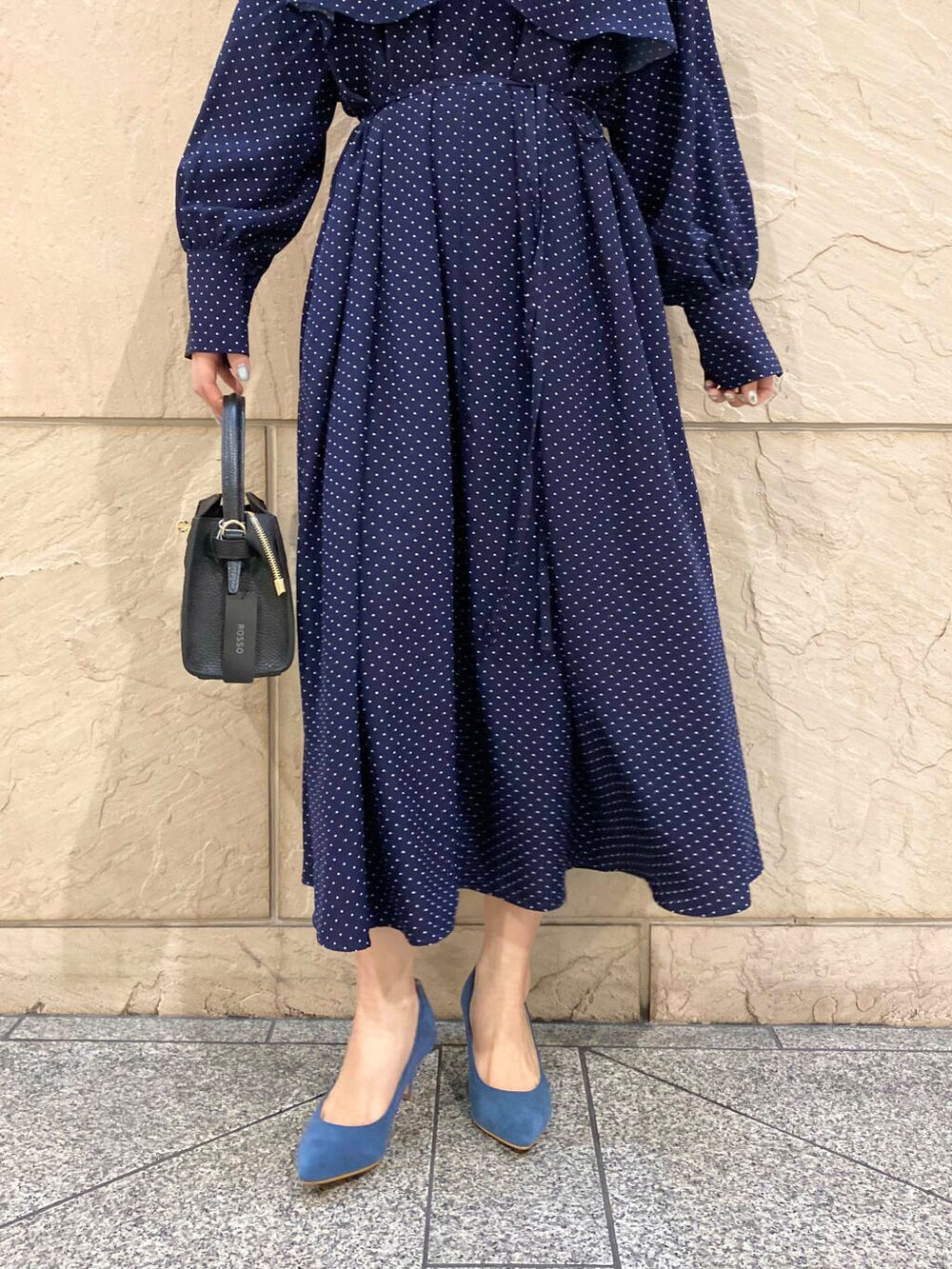 「ワンピース、大人カジュアル、キレイめ、きれいめカジュアル、ドット、春コーデ、セレモニースタイル、春服、newarrival、フェミニン、ROSSO、柄ワンピ、オンオフ兼用、オンオフ、大人かわいい」｜「URBAN RESEARCH ROSSO WOMENの『MADE IN JAPAN』オリジナルスウェードパンプス（パンプス、ブルー系）」を使った、matsuさん（レディース・162cm）の冬コーディネートの6枚目の写真
