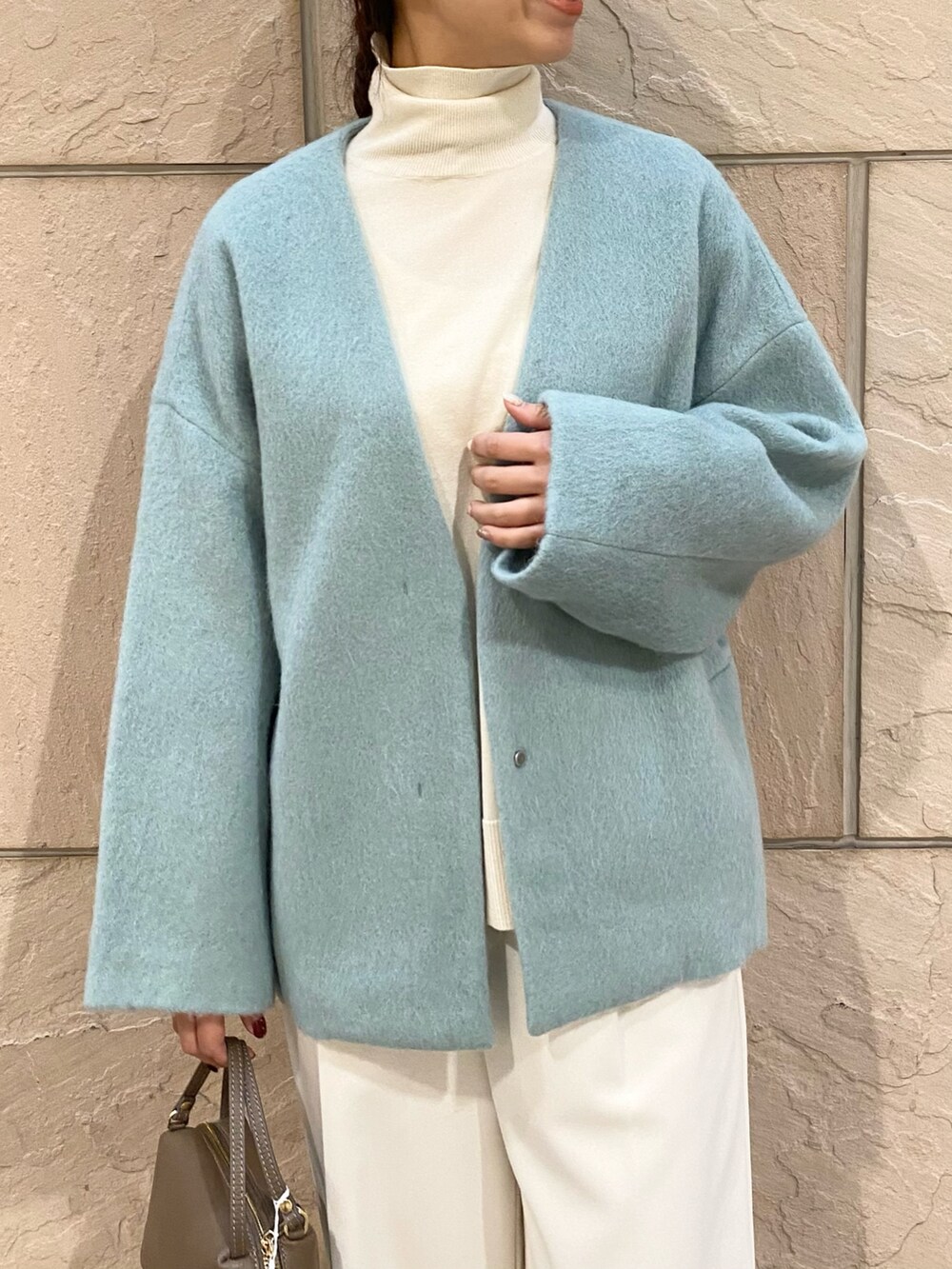 「URBAN RESEARCH ROSSO、URBAN RESEARCH、ROSSO、冬コーデ、ホワイトコーデ、クリスマスに着たい服、きれいめカジュアル、タートルネック、淡色コーデ、アウターコーデ、ショートコート、ミントグリーン、イエベ秋、骨格ウェーブ」｜「URBAN RESEARCH ROSSO WOMENのモヘア混シャギーミドルジャケット（ノーカラージャケット、グリーン系）」を使った、matsuさん（レディース・162cm）の冬コーディネートの6枚目の写真