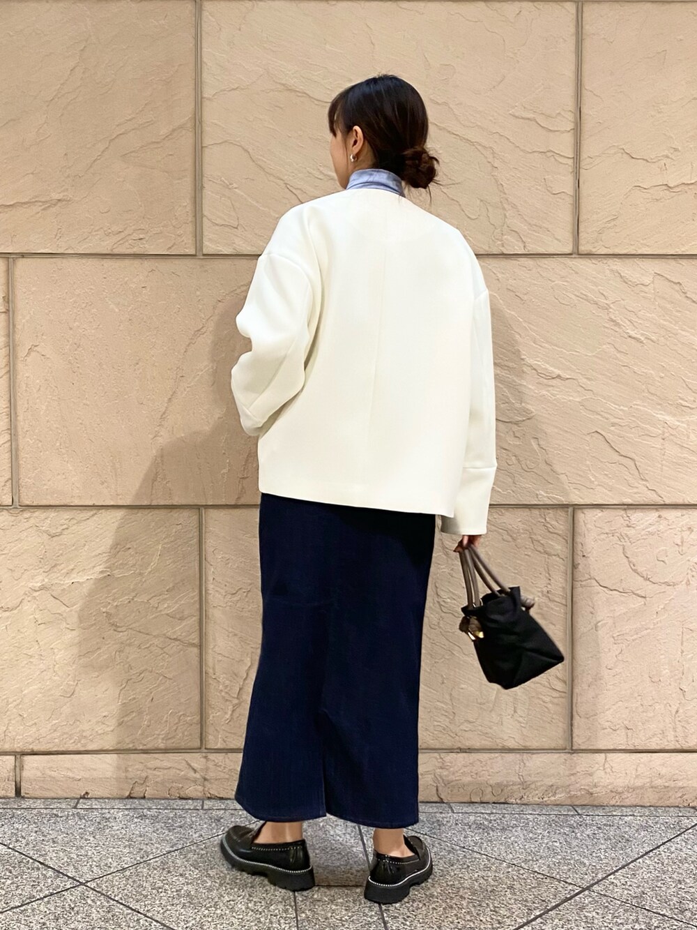 「URBAN RESEARCH ROSSO、ROSSO、URBAN RESEARCH、デニム、お出かけコーデ、デートコーデ、きれいめカジュアル、ジャンパースカート、デニムワンピース、LEE、タートルネック、オトナカジュアル、イエベ秋、骨格ウェーブ」｜「URBAN RESEARCH ROSSO WOMENのシルク混タートルネックプルオーバー（Tシャツ/カットソー、ブルー系）」を使った、matsuさん（レディース・162cm）の冬コーディネートの5枚目の写真