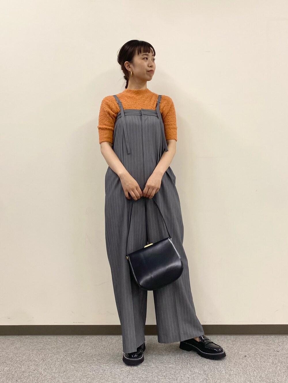「URBAN RESEARCH ROSSO、URBAN RESEARCH、レイヤードスタイル、秋先取りコーデ、オールインワン、きれいめカジュアル、オトナカジュアル、オレンジ、グレー」｜「URBAN RESEARCH ROSSO WOMENのコットンシャギーハイネックプルオーバー（ニット/セーター、オレンジ系）」を使った、matsuさん（レディース・162cm）の夏コーディネートの2枚目の写真