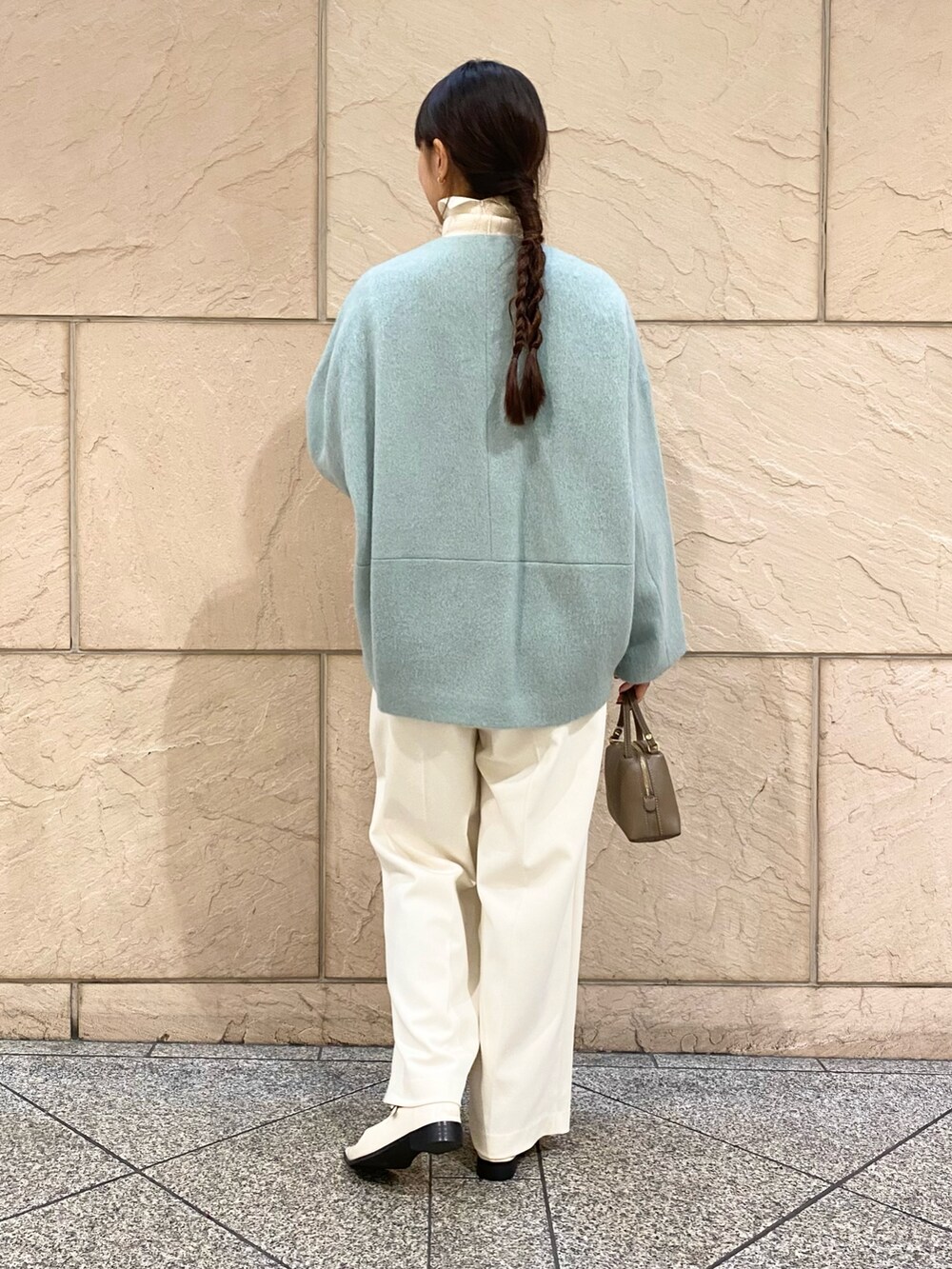 「URBAN RESEARCH ROSSO、URBAN RESEARCH、ROSSO、冬コーデ、ホワイトコーデ、クリスマスに着たい服、きれいめカジュアル、タートルネック、淡色コーデ、アウターコーデ、ショートコート、ミントグリーン、イエベ秋、骨格ウェーブ」｜「URBAN RESEARCH ROSSO WOMENのモヘア混シャギーミドルジャケット（ノーカラージャケット、グリーン系）」を使った、matsuさん（レディース・162cm）の冬コーディネートの5枚目の写真