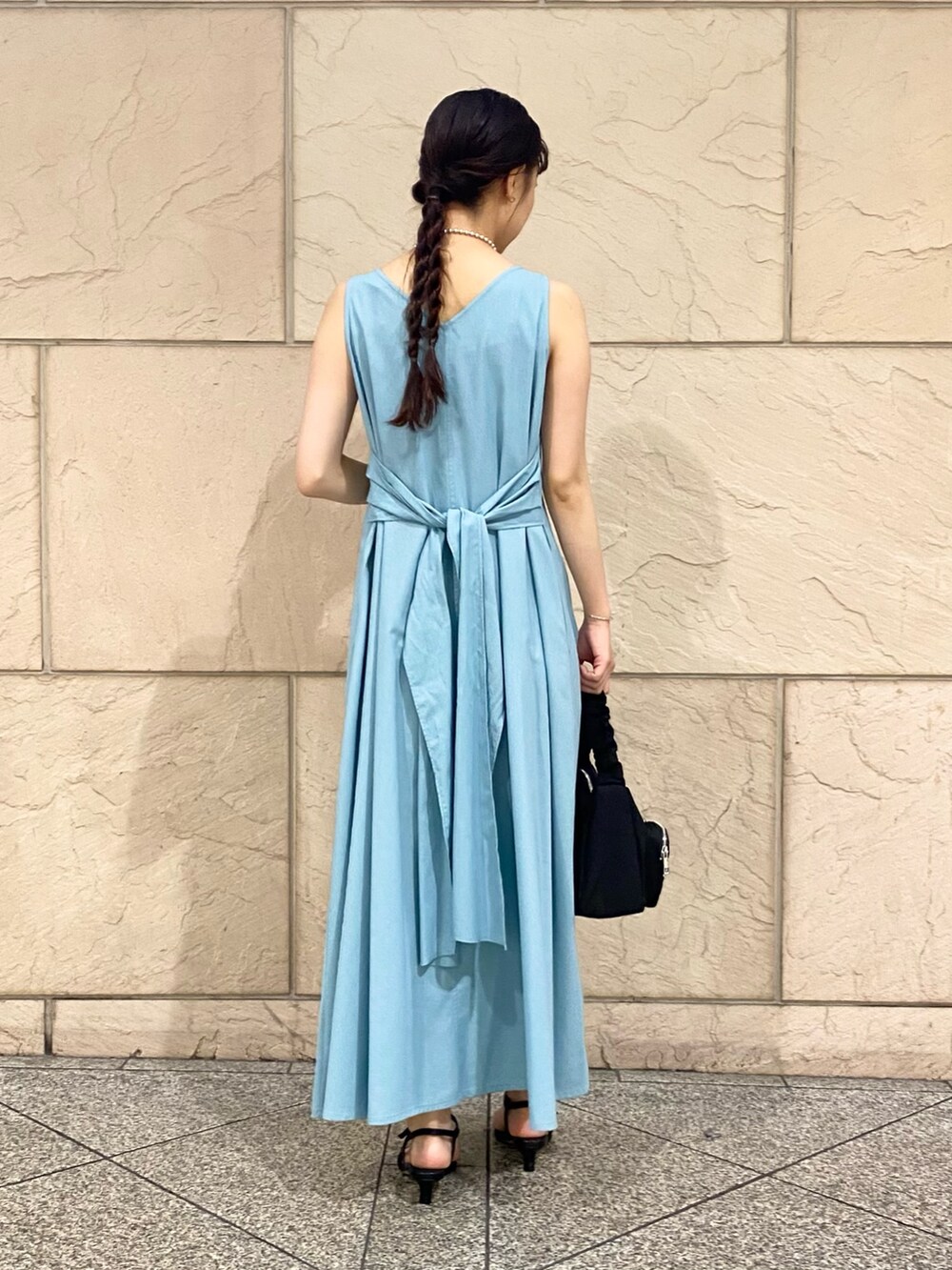 「URBAN RESEARCH ROSSO、URBAN RESEARCH、夏コーデ、休日スタイル、ワンピース、リゾートスタイル、シンプルスタイル、大人コーデ」｜「URBAN RESEARCH ROSSO WOMENのリネン混リボンドレス（ワンピース、ブルー系）」を使った、matsuさん（レディース・162cm）の夏コーディネートの3枚目の写真