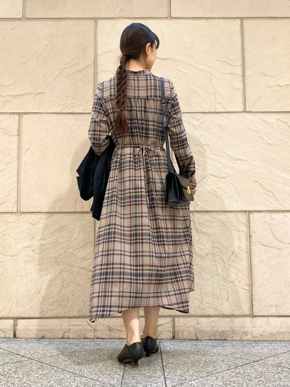 「URBAN RESEARCH ROSSO、URBAN RESEARCH、秋っぽコーデ更新中、ワンピース、ブラウン、チェック、お出かけコーデ、オトナカジュアル、秋服、秋カラー、ジャケット、イエベ秋、高身長、おでかけコーデ」｜「URBAN RESEARCH ROSSO WOMENの『WEB限定』イレギュラーヘムワンピース（シャツワンピース、ブラウン系）」を使った、matsuさん（レディース・162cm）の秋コーディネートの5枚目の写真
