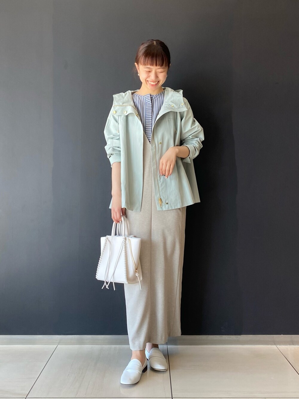 「URBAN RESEARCH ROSSO、URBAN RESEARCH、春服デビュー宣言、レイヤードスタイル、淡色コーデ、きれいめカジュアル、春アウター、キャミワンピ、パステル映える春、春、大人カジュアル、ストライプ、ビックカラー、ミントグリーン、ブルー」｜「URBAN RESEARCH ROSSO WOMENのバックタックボリュームフードブルゾン（ブルゾン、ブルー系）」を使った、matsuさん（レディース・162cm）の春コーディネートの2枚目の写真