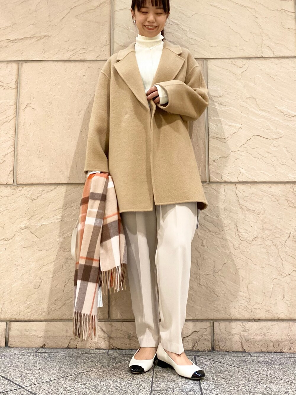 「URBAN RESEARCH ROSSO、URBAN RESEARCH、ROSSO、秋コーデ、ブラウン、冬コーデ、きれいめカジュアル、コート、チェスターコート、カシミヤ、マフラー、イエベ秋、骨格ウェーブ、チェック、キャメル」|「URBAN RESEARCH ROSSO WOMENのウールカシミヤリバーチェスターコート(チェスターコート、ベージュ系)」を使った、matsuさん(レディース・162cm)の秋コーディネートの3枚目の写真