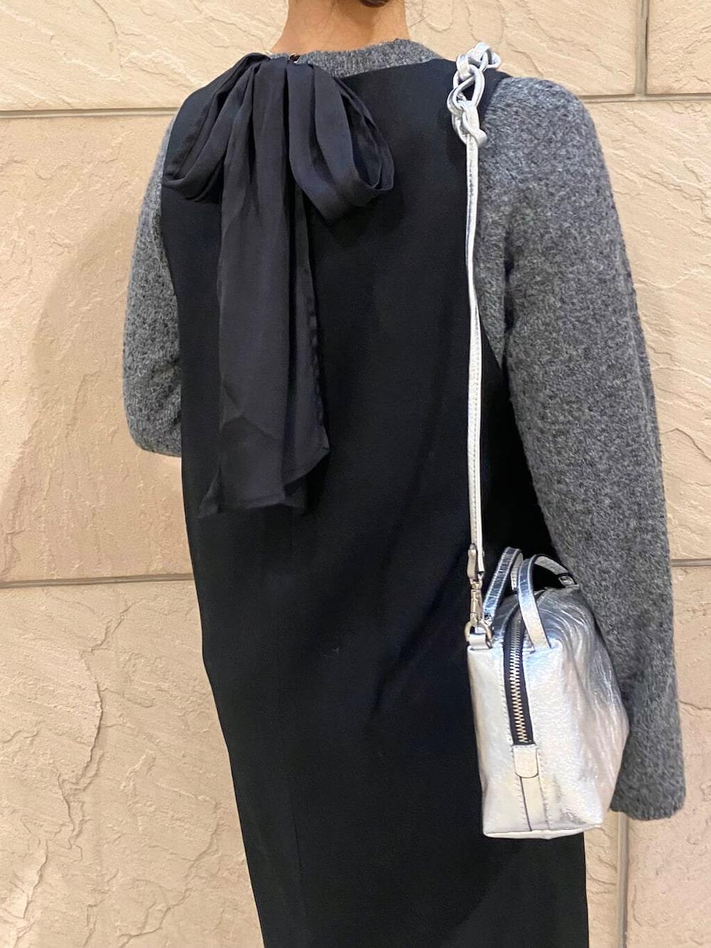 レッド系のブーツ、ブラック系のワンピース、グレー系のニット/セーターを着用したレディースの冬コーディネートの5枚目の写真