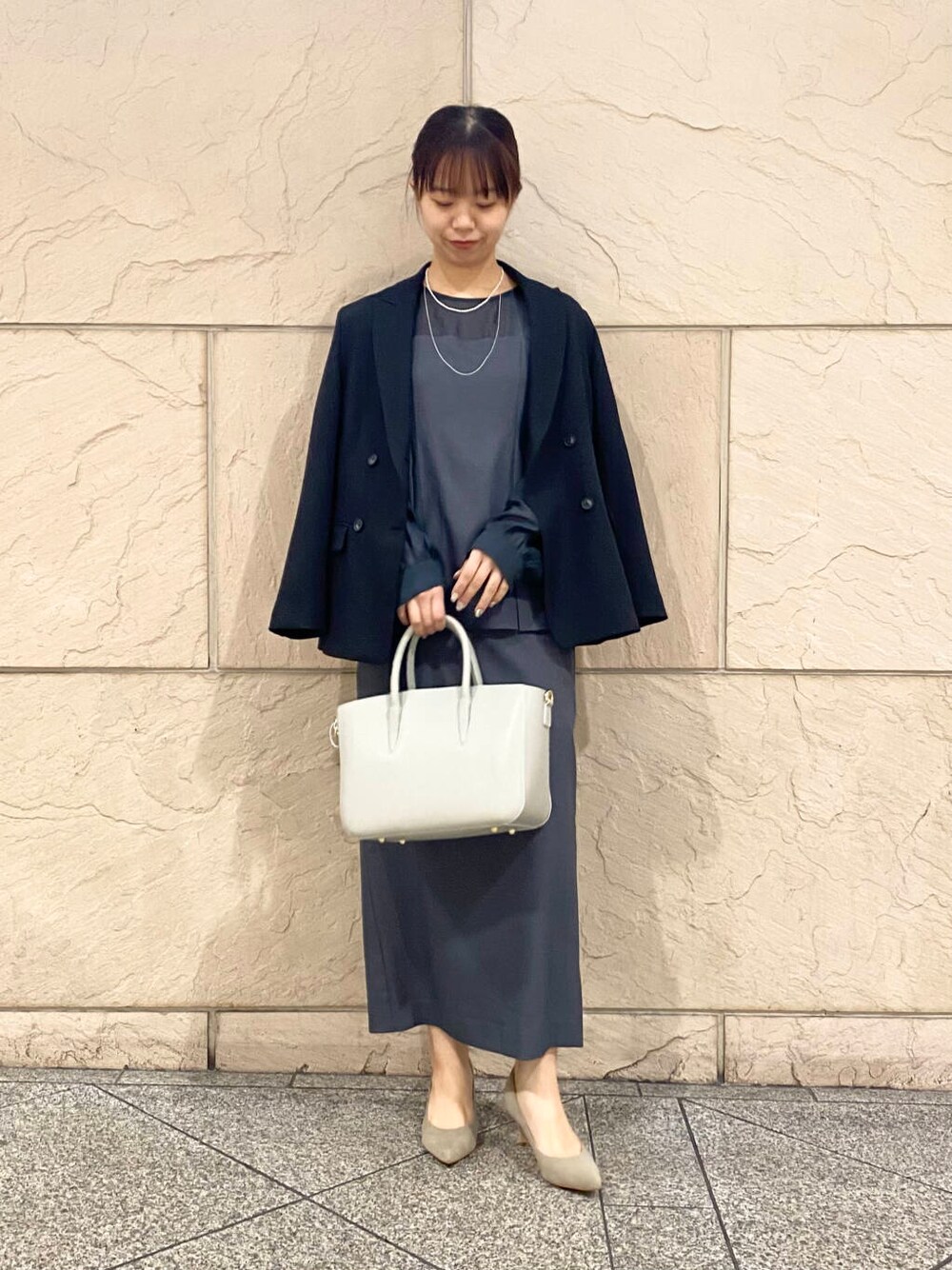 「セットアップ、キレイめ、きれいめカジュアル、春コーデ、着回しコーデ、セレモニースタイル、春服、newarrival、オフィスカジュアル、ROSSO、オンオフ兼用、オンオフ、20代後半、セレモニー、骨格ウェーブ」｜「URBAN RESEARCH ROSSO WOMENの【MADE IN JAPAN】オリジナルスウェードパンプス（パンプス、ブラウン系）」を使った、matsuさん（レディース・162cm）の冬コーディネートの3枚目の写真
