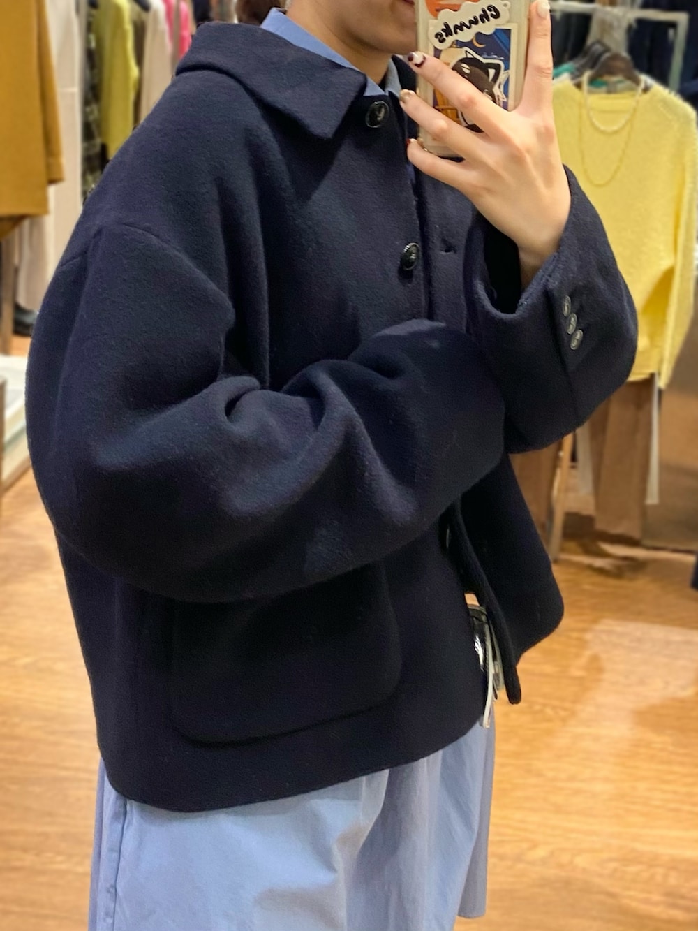 「URBAN RESEARCH ROSSO、URBAN RESEARCH、ROSSO、冬アウター、冬コーデ、きれいめカジュアル、ワンピース、シャツワンピ、ミニワンピ、ローファー、ショートコート、オトナカジュアル、オトナ女子、イエベ秋、骨格ウェーブ」｜「URBAN RESEARCH ROSSO WOMENのミニシャツワンピース（ワンピース、ブルー系）」を使った、matsuさん（レディース・162cm）の冬コーディネートの5枚目の写真
