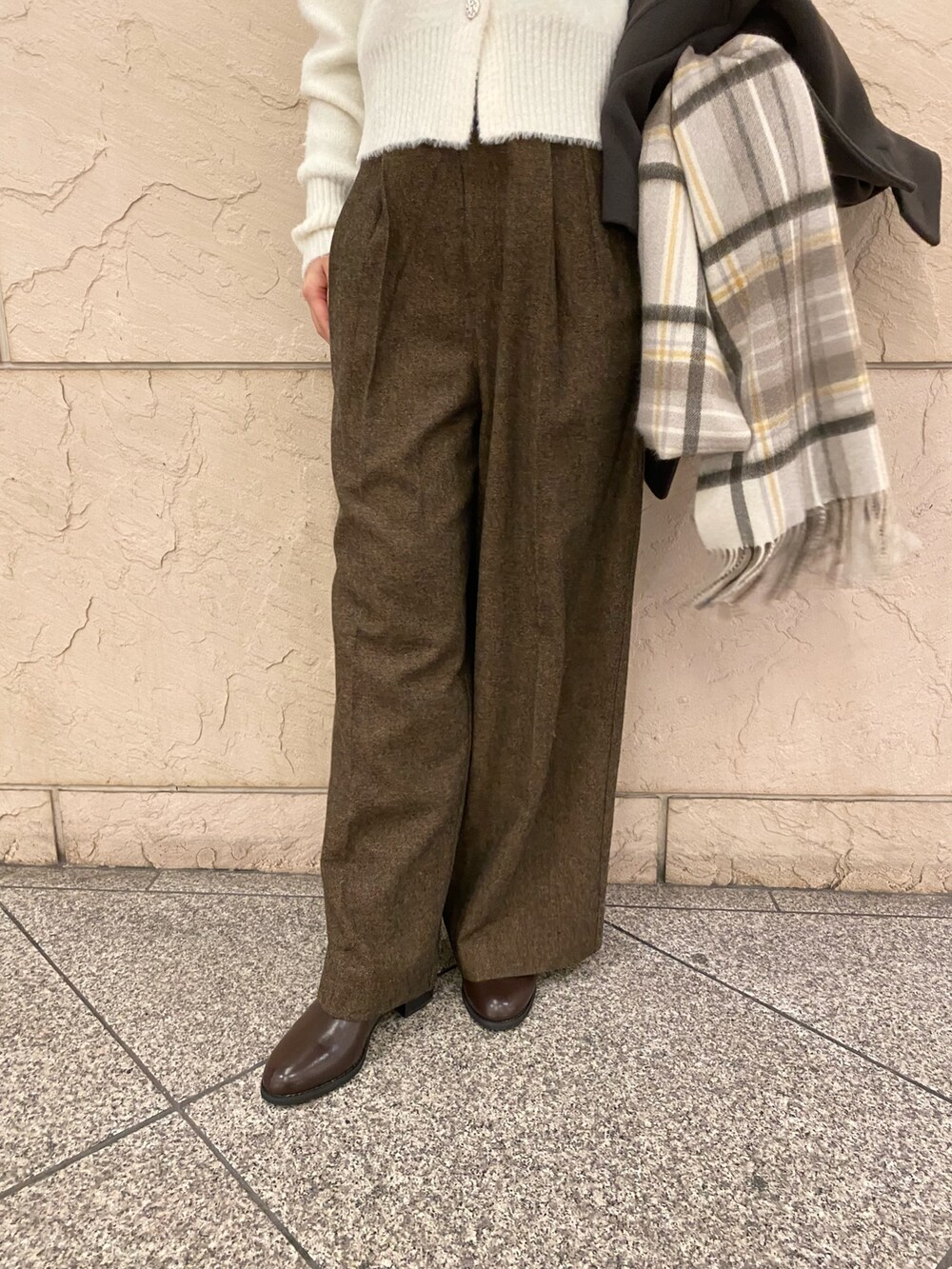 グレー系のその他アウター、ホワイト系のカーディガン/ボレロ、イエロー系のその他パンツを着用したレディースの冬コーディネートの8枚目の写真