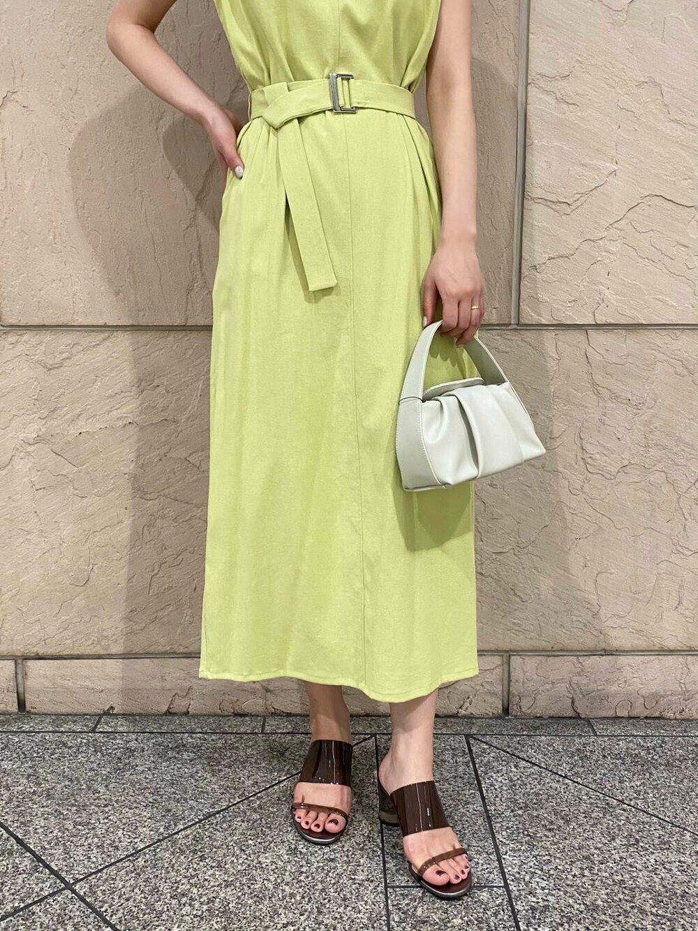 「ワンピース、大人カジュアル、キレイめ、きれいめカジュアル、夏コーデ、休日スタイル、フェミニン、ROSSO、夏服、オンオフ兼用、オンオフ、大人かわいい、20代後半、骨格ウェーブ、夏ワンピース」|「URBAN RESEARCH ROSSO WOMENのLUMEN FANTINE BAG(ハンドバッグ、ホワイト系)」を使った、matsuさん(レディース・162cm)の夏コーディネートの6枚目の写真