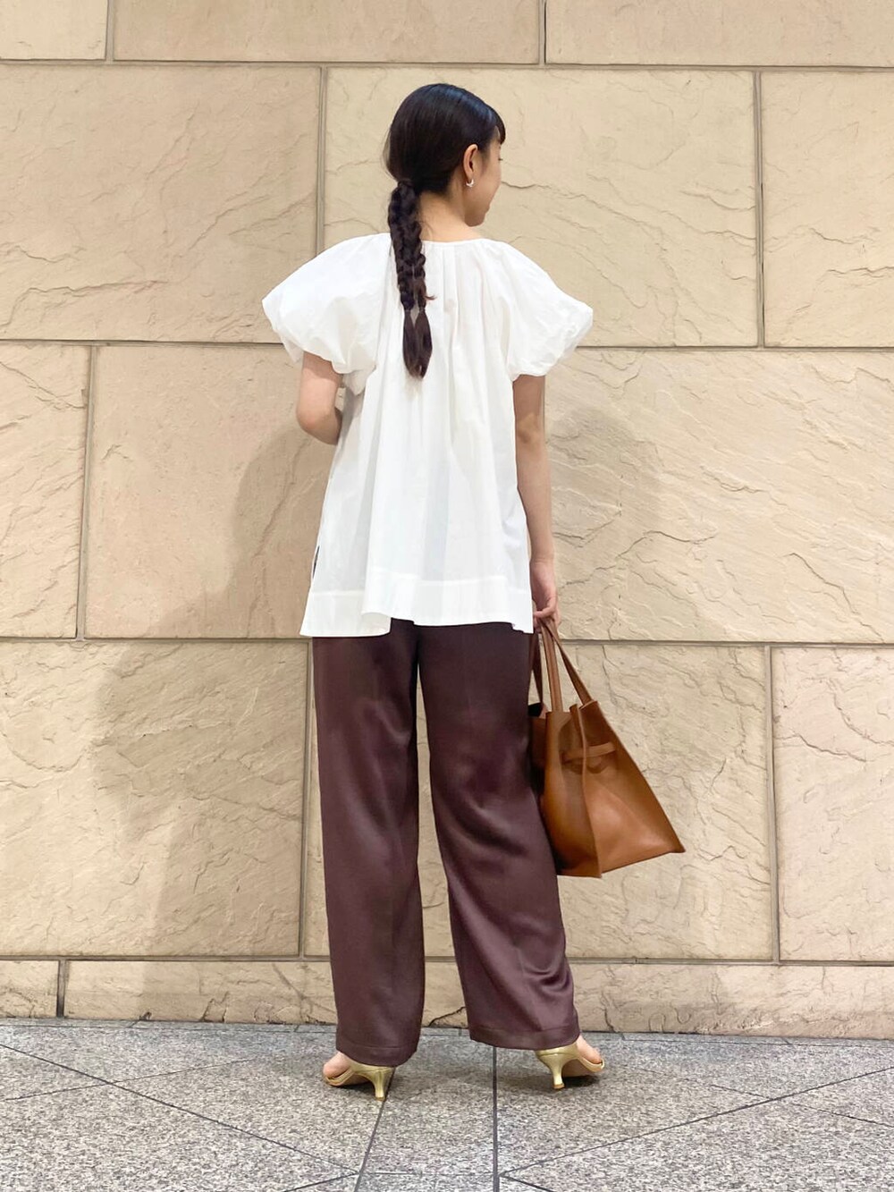 ゴールド系のサンダル、ホワイト系のシャツ/ブラウス、ブラウン系のその他パンツを着用したレディースの夏コーディネートの5枚目の写真