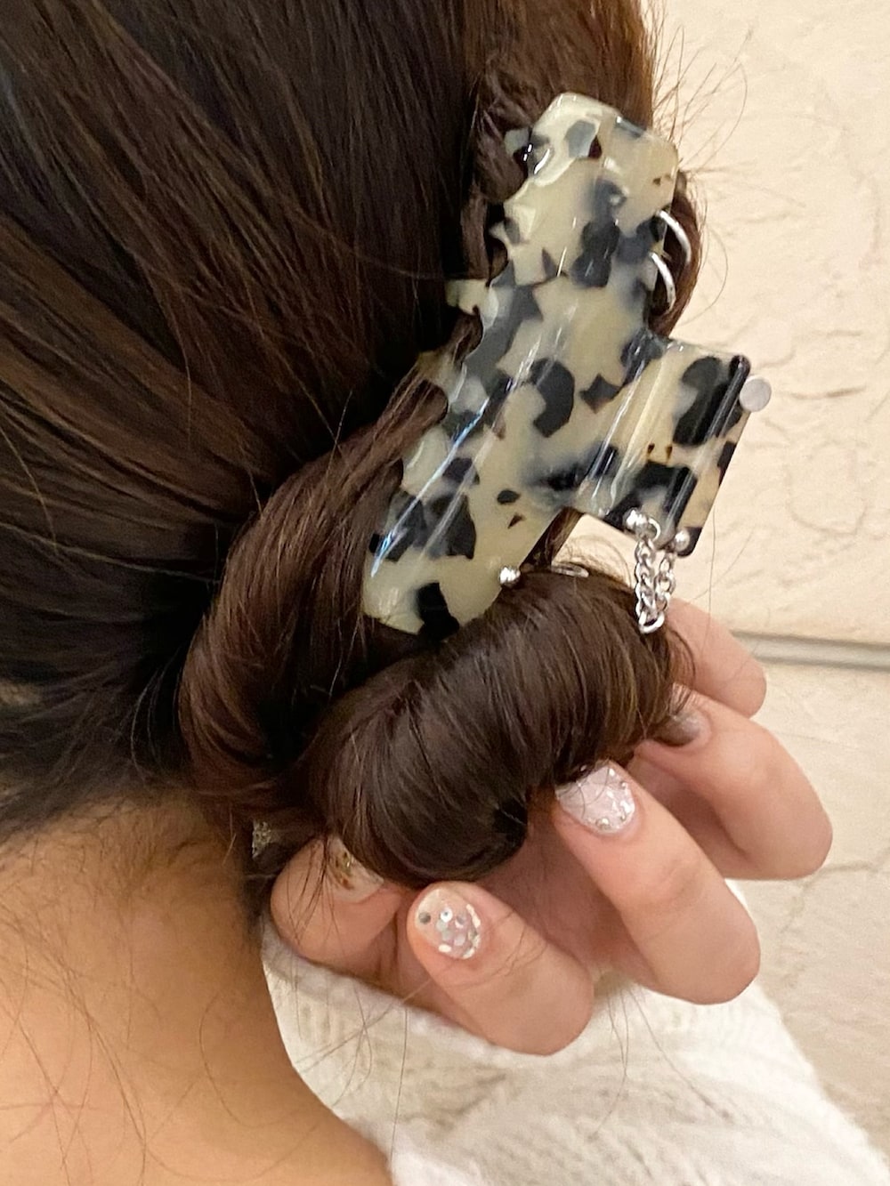 ホワイト系のニット/セーター、ベージュ系のカーディガン/ボレロ、ホワイト系のその他パンツを着用したレディースの冬コーディネートの7枚目の写真