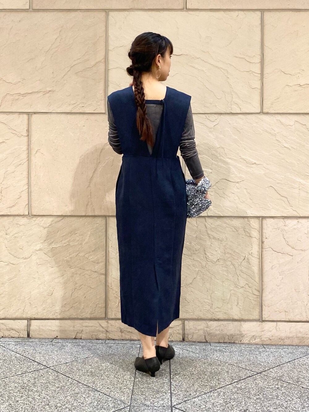 「URBAN RESEARCH ROSSO、URBAN RESEARCH、秋コーデ、モノトーン、レイヤードスタイル、デートコーデ、記念日コーデ、大人カジュアル、イエベ秋、デート、お食事会コーデ、ドレスアップ」｜「URBAN RESEARCH ROSSO WOMENのバックベルトワンピース（ジャンパースカート、ブルー系）」を使った、matsuさん（レディース・162cm）の秋コーディネートの4枚目の写真