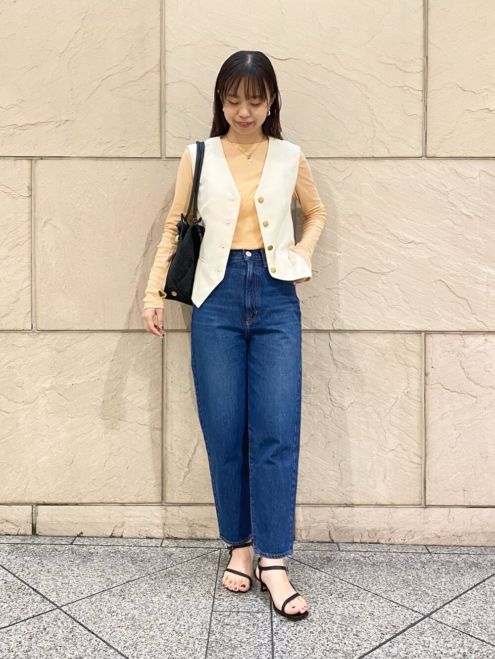「URBAN RESEARCH ROSSO、URBAN RESEARCH、レイヤードスタイル、デニム、シアートップス、ベスト、ジレ、NEEDBY heritage」|「NEEDBY heritageの『一部別注カラー』NEEDBY heritage LISA(デニムパンツ、ブルー系)」を使った、matsuさん(レディース・162cm)の春コーディネートの2枚目の写真