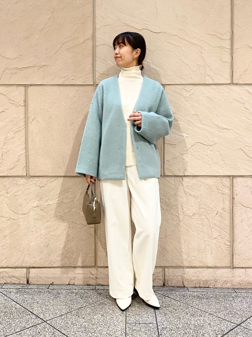 「URBAN RESEARCH ROSSO、URBAN RESEARCH、ROSSO、冬コーデ、ホワイトコーデ、クリスマスに着たい服、きれいめカジュアル、タートルネック、淡色コーデ、アウターコーデ、ショートコート、ミントグリーン、イエベ秋、骨格ウェーブ」｜「URBAN RESEARCH ROSSO WOMENのモヘア混シャギーミドルジャケット（ノーカラージャケット、グリーン系）」を使った、matsuさん（レディース・162cm）の冬コーディネートの2枚目の写真