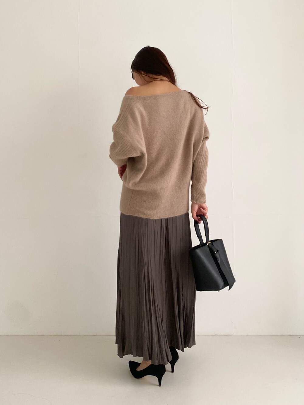 ベージュ系のニット/セーター、ベージュ系のニット/セーター、ブラウン系のスカートを着用したレディースの秋コーディネートの2枚目の写真