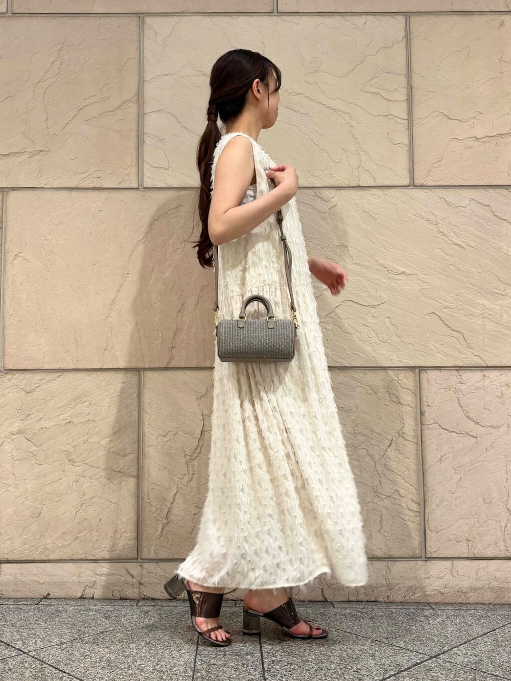 「ワンピース、大人カジュアル、キレイめ、きれいめカジュアル、夏コーデ、newarrival、休日スタイル、フェミニン、ROSSO、夏服、オンオフ兼用、オンオフ、大人かわいい、20代後半、骨格ウェーブ」｜「URBAN RESEARCH ROSSO WOMENのジャガードVネックワンピース（ワンピース、ホワイト系）」を使った、matsuさん（レディース・162cm）の夏コーディネートの2枚目の写真