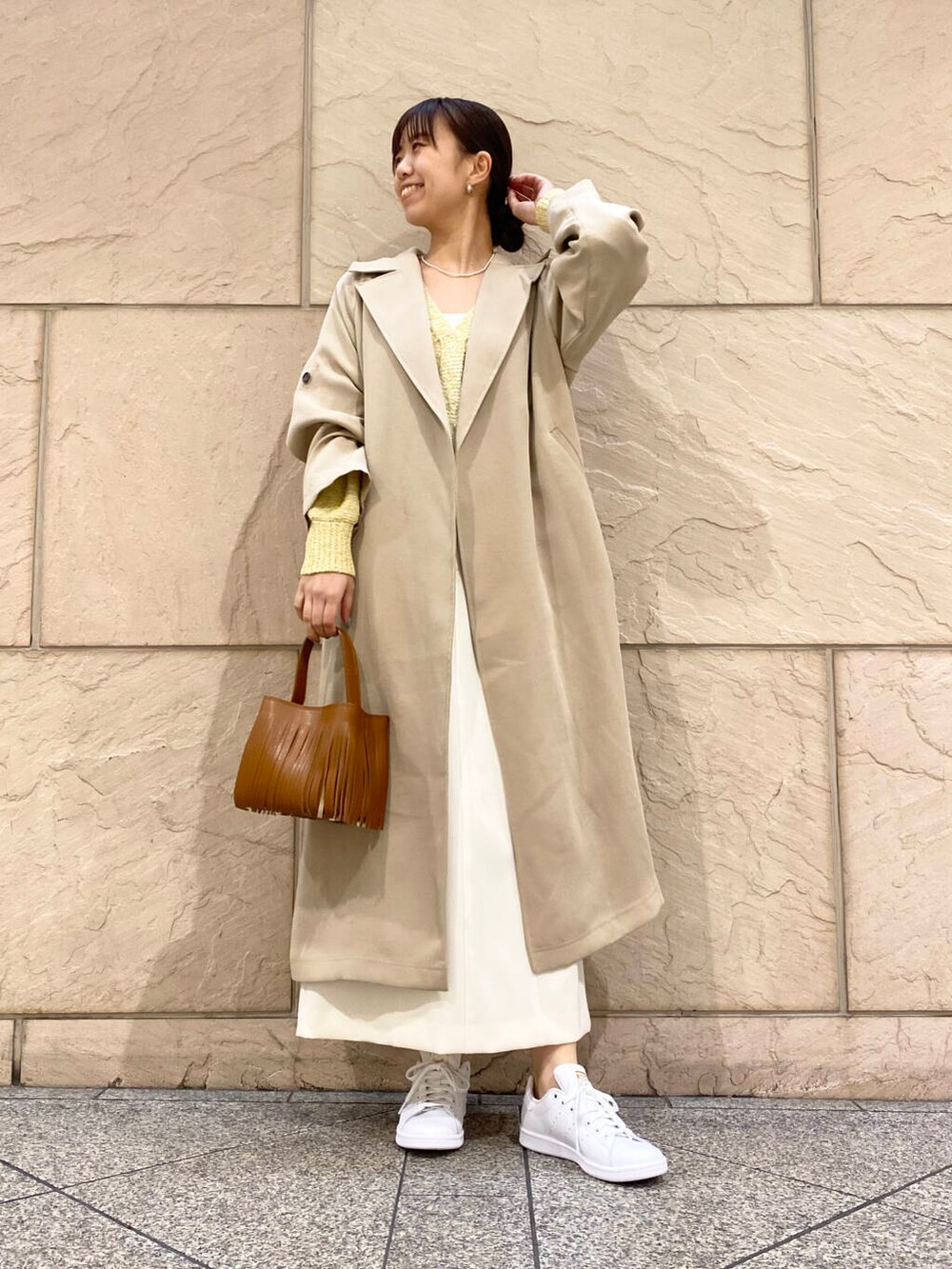 「大人カジュアル、キレイめ、アウター、きれいめカジュアル、春コーデ、着回しコーデ、春服、春アウター、newarrival、オフィスカジュアル、フェミニン、ROSSO、オンオフ兼用、オンオフ、20代後半」|「URBAN RESEARCH ROSSO WOMENのタックストレートスカート(スカート、ホワイト系)」を使った、matsuさん(レディース・162cm)の冬コーディネートの2枚目の写真
