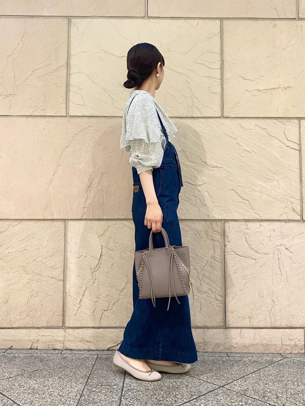 「URBAN RESEARCH ROSSO、URBAN RESEARCH、春コーデ、バレエシューズ、デニム、お出かけコーデ、きれいめカジュアル、オトナカワイイ、着回しコーデ、休日コーデ、サロペット、ブラウス、ドット、Wrangler」｜「URBAN RESEARCHのランダムドットケープブラウス（シャツ/ブラウス、ホワイト系）」を使った、matsuさん（レディース・162cm）の春コーディネートの3枚目の写真