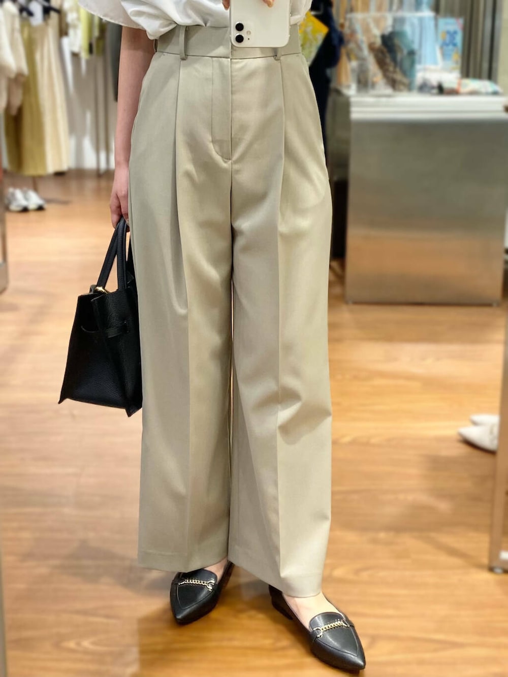 「キレイめ、きれいめカジュアル、ブラウス、パンツ、夏コーデ、newarrival、オフィスカジュアル、フェミニン、ROSSO、夏服、オンオフ兼用、オンオフ、大人かわいい、20代後半、骨格ウェーブ」|「URBAN RESEARCH ROSSO WOMENのラミージャケット(その他アウター、ブラウン系)」を使った、matsuさん(レディース・162cm)の春コーディネートの5枚目の写真