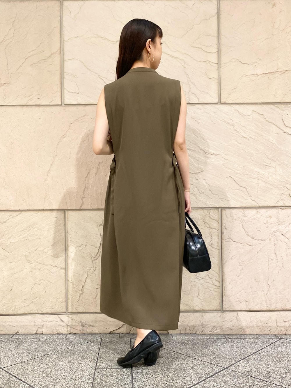 「URBAN RESEARCH ROSSO、URBAN RESEARCH、きれいめカジュアル、夏コーデ、ワンピース、お出かけコーデ、初秋コーデ、ブラウス、秋先取りコーデ」｜「URBAN RESEARCHのサイドベルトツイルジレワンピース（ワンピース、ブラウン系）」を使った、matsuさん（レディース・162cm）の夏コーディネートの3枚目の写真