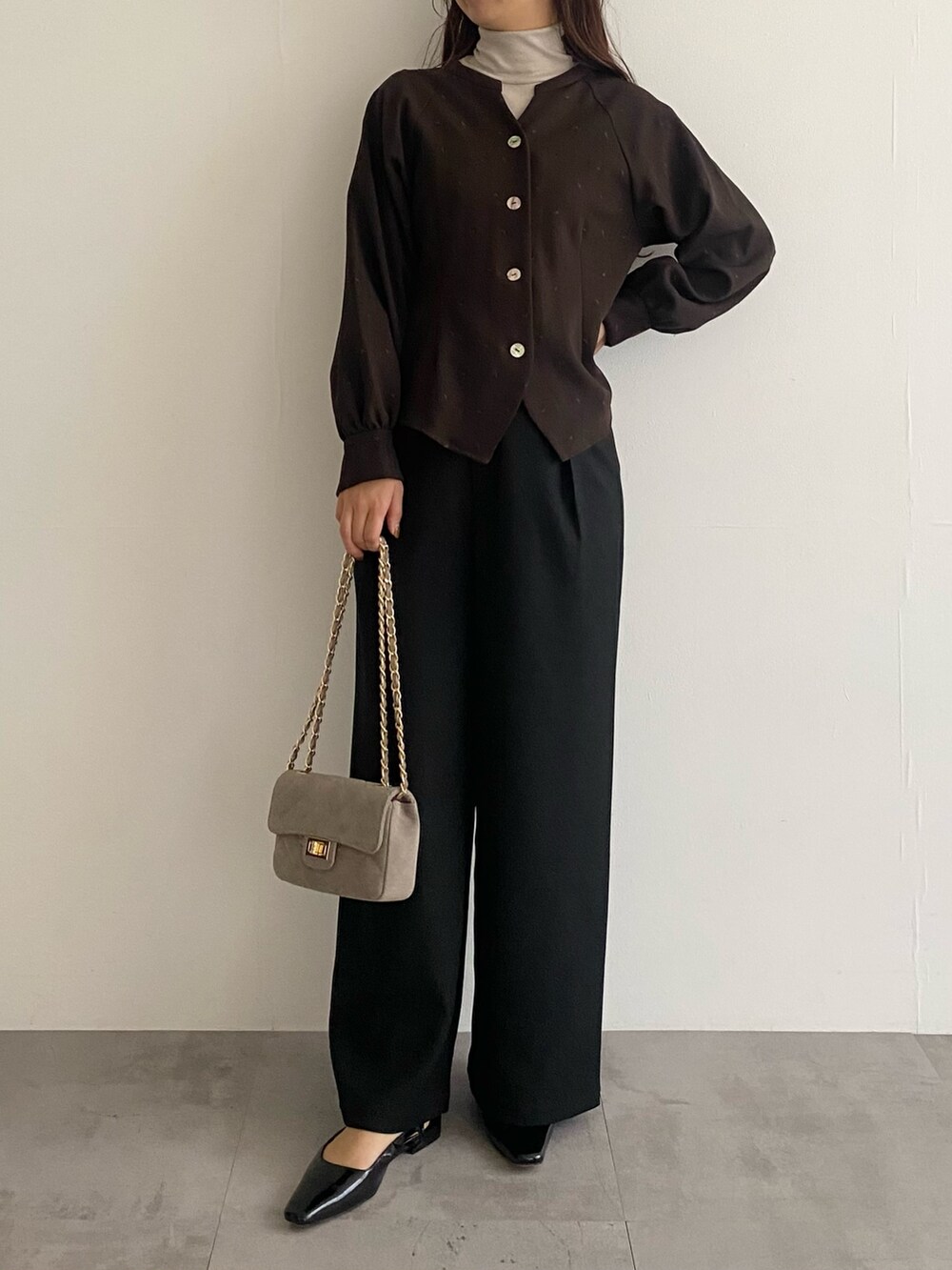 ブラウン系のシャツ/ブラウス、ブラウン系のシャツ/ブラウス、ベージュ系のショルダーバッグを着用したレディースの秋コーディネートの2枚目の写真